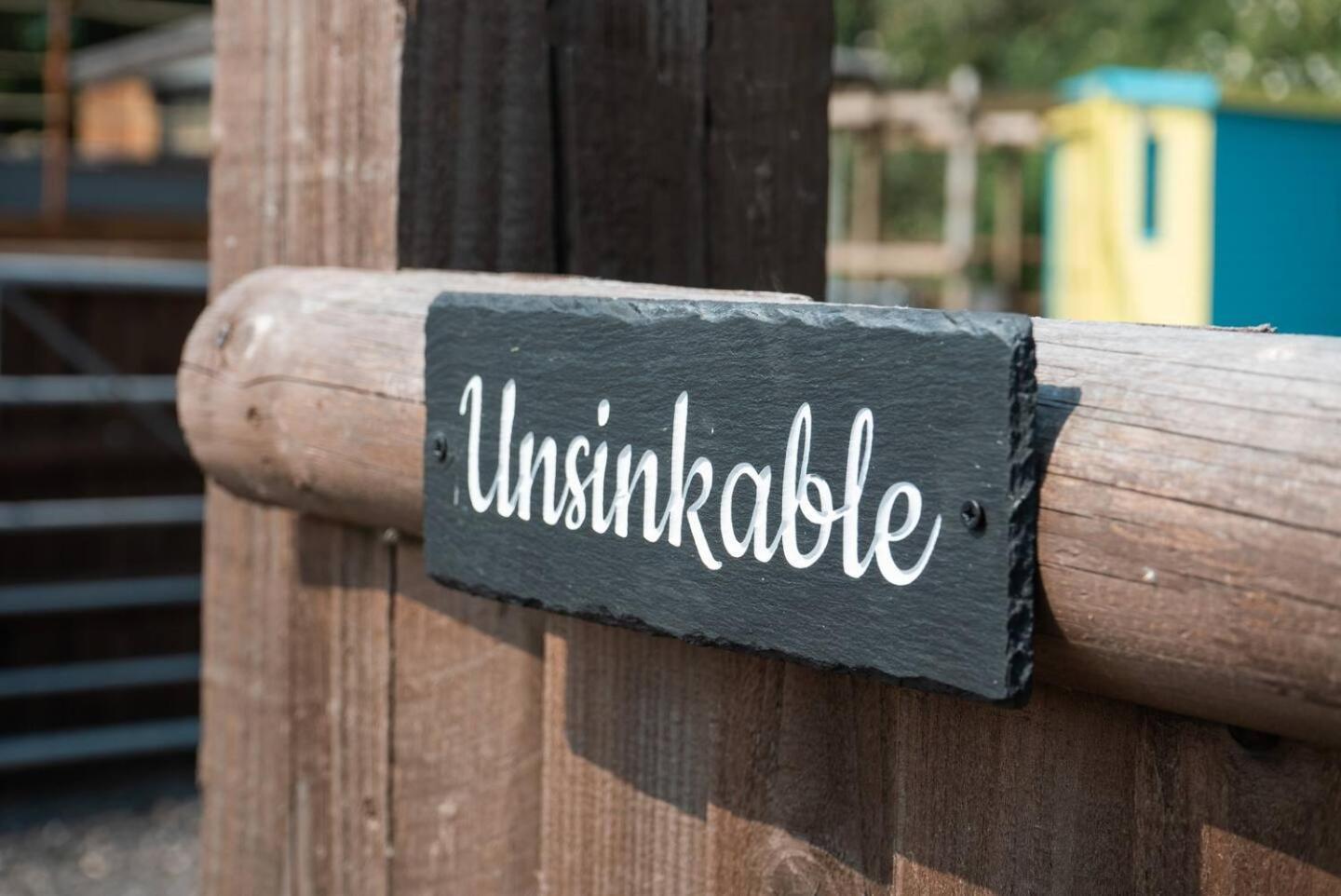 Swallowfield Glamping-Unsinkable Yeovil Exterior photo