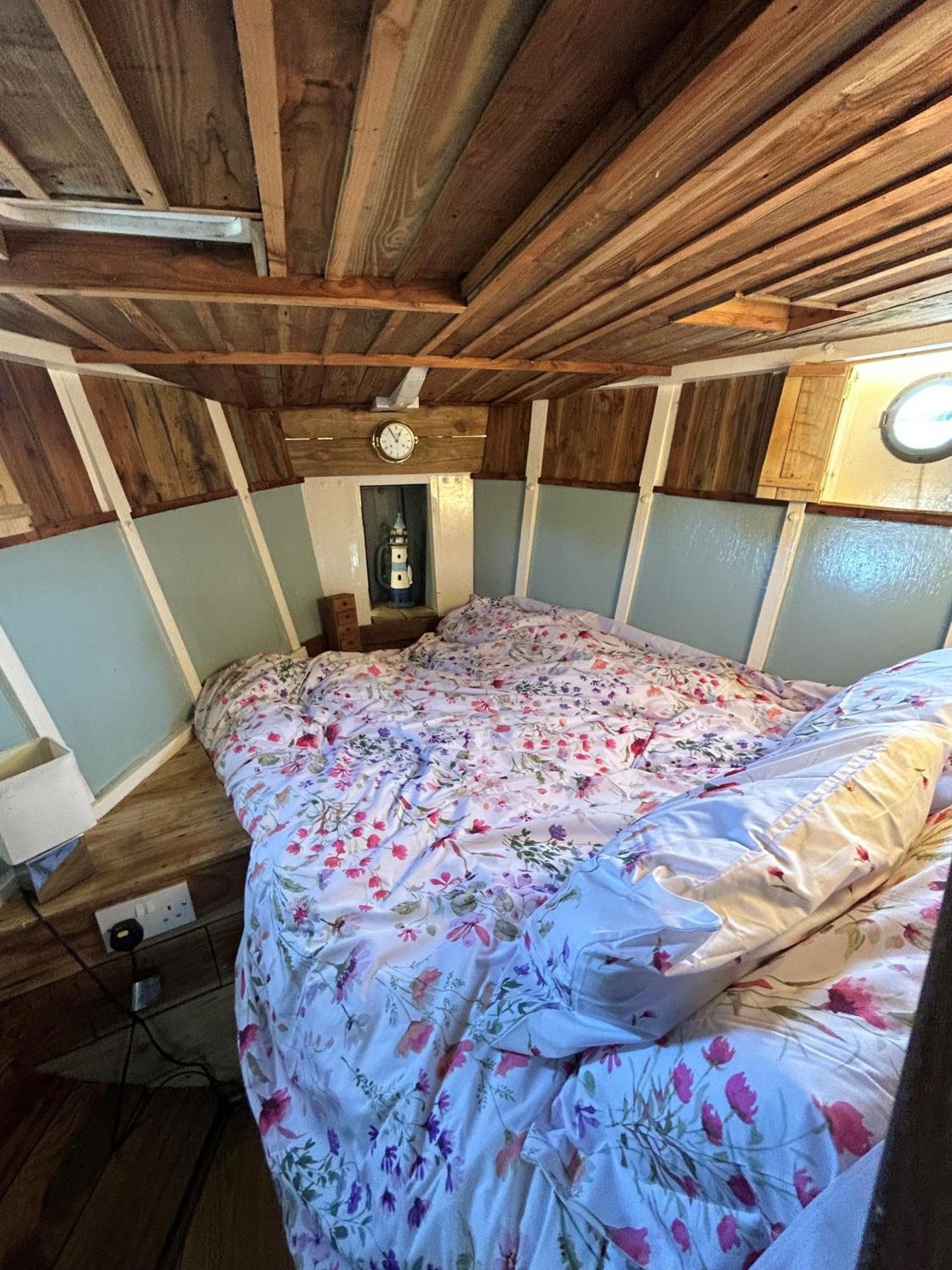 Swallowfield Glamping-Unsinkable Yeovil Exterior photo