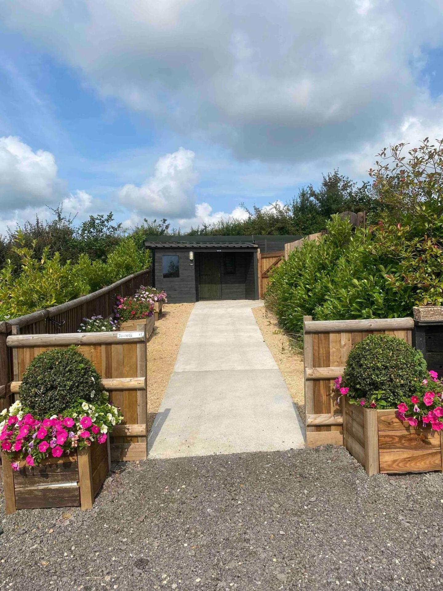 Swallowfield Glamping-Unsinkable Yeovil Exterior photo