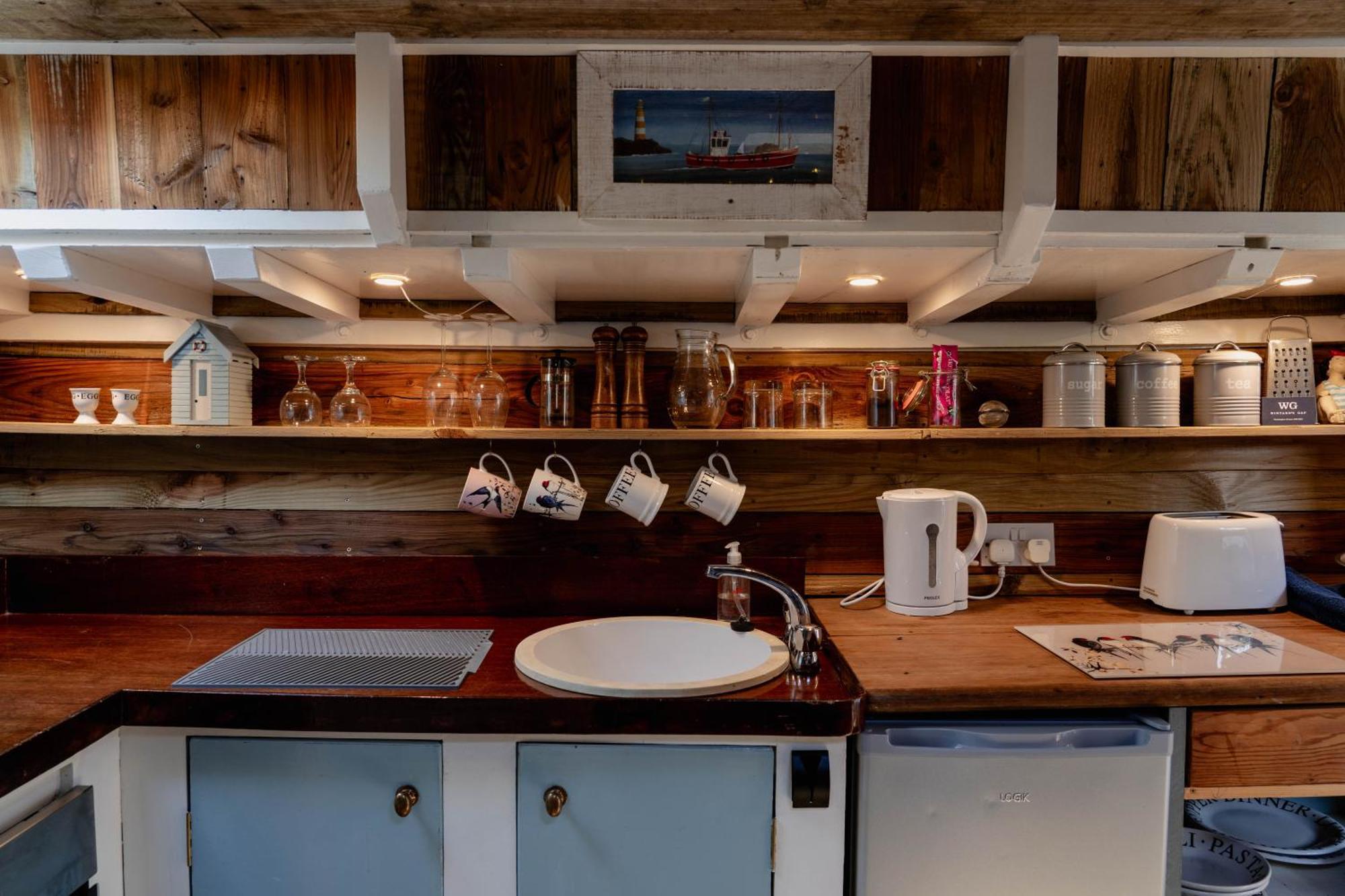 Swallowfield Glamping-Unsinkable Yeovil Exterior photo