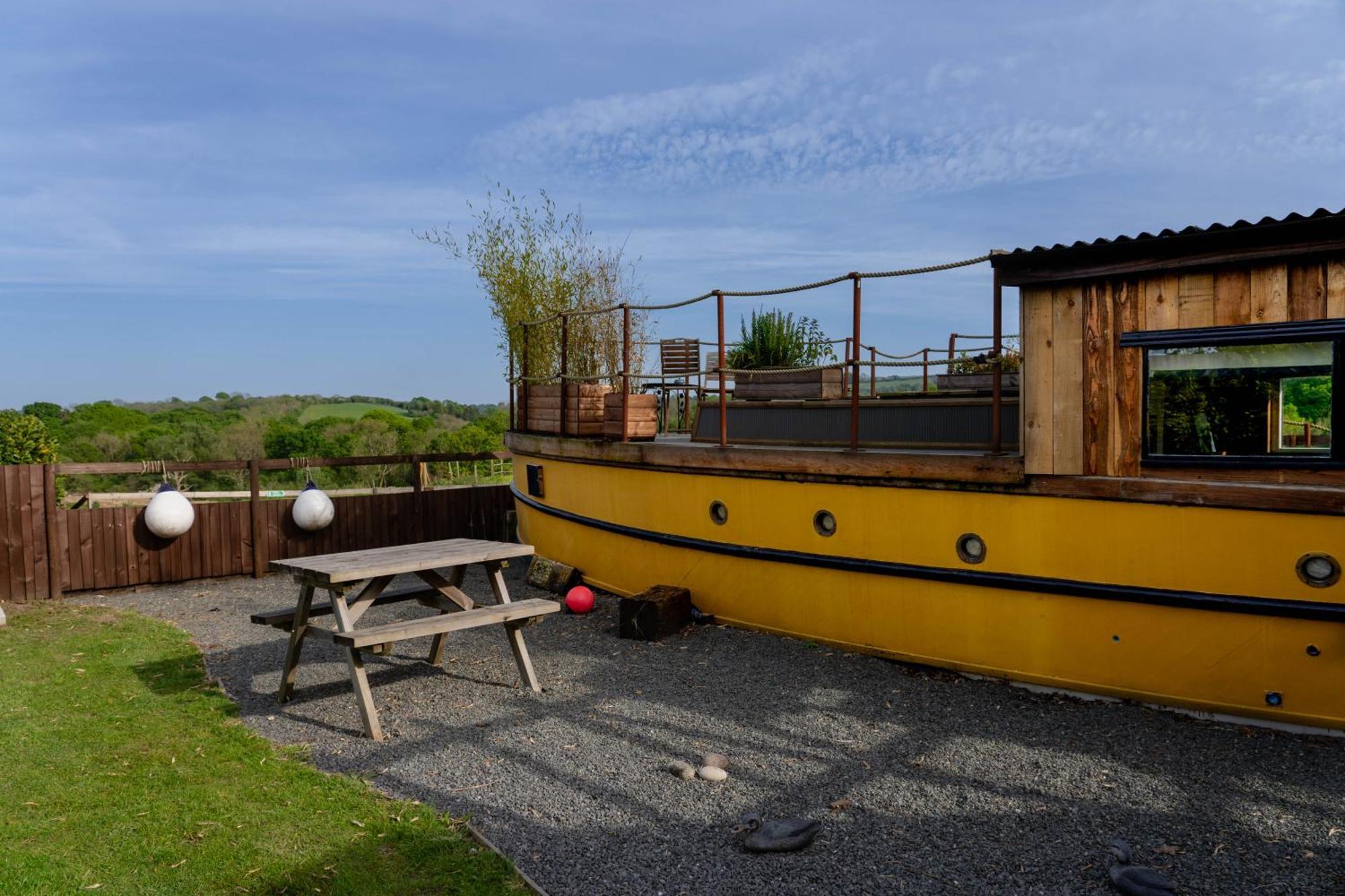Swallowfield Glamping-Unsinkable Yeovil Exterior photo